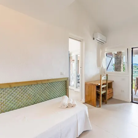 Lux Villa Palma, Chia Chia